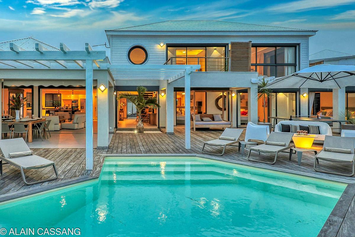A louer villa 5 chambres pour 10 personnes avec piscine et vue mer à Sainte Anne en Guadeloupe - vue d'ensemble de nuit.